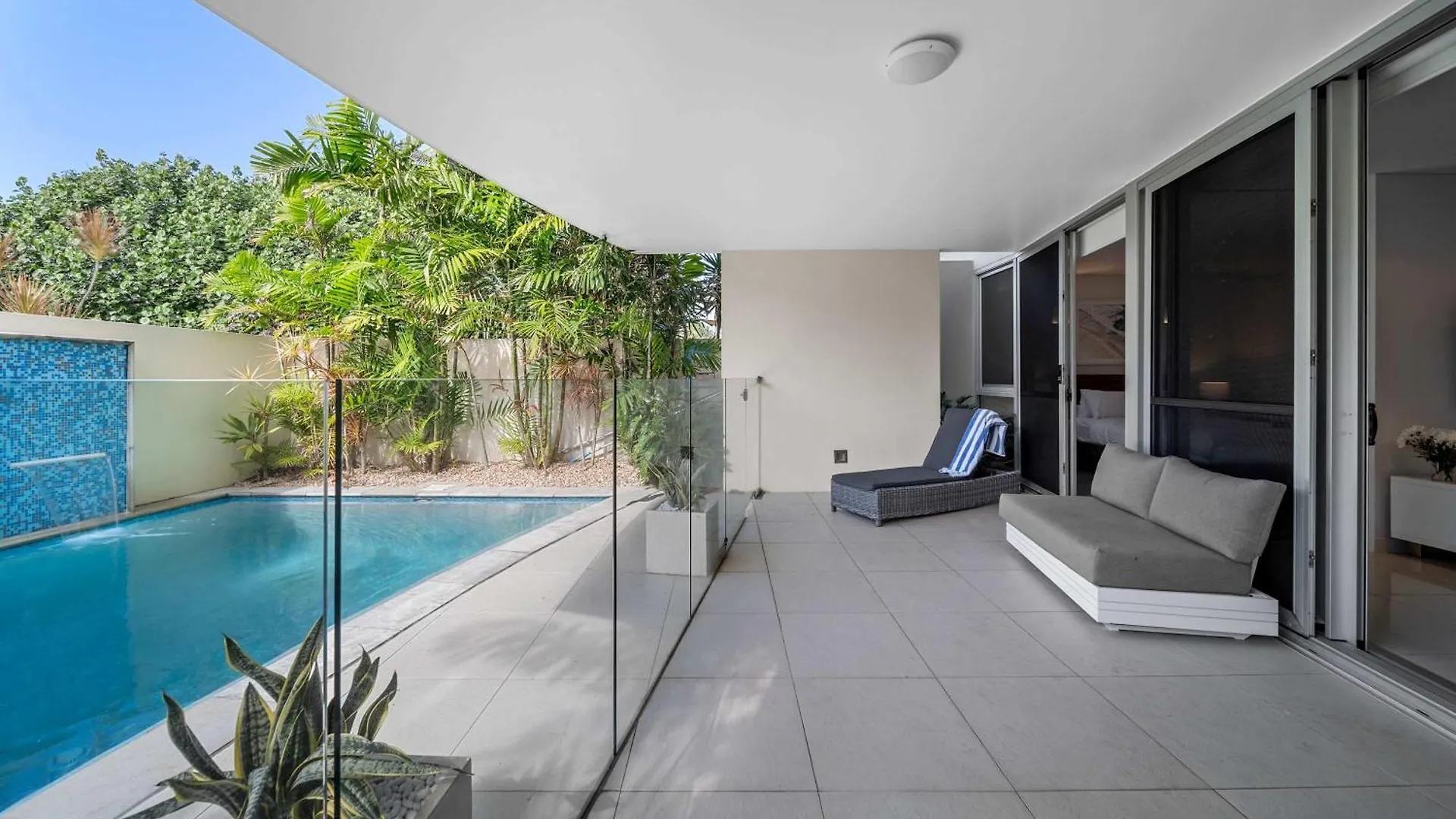 Vakantiehuis Absolute Beachfront Marcoola - Private Pool - Private Spa Bath - Games Australië