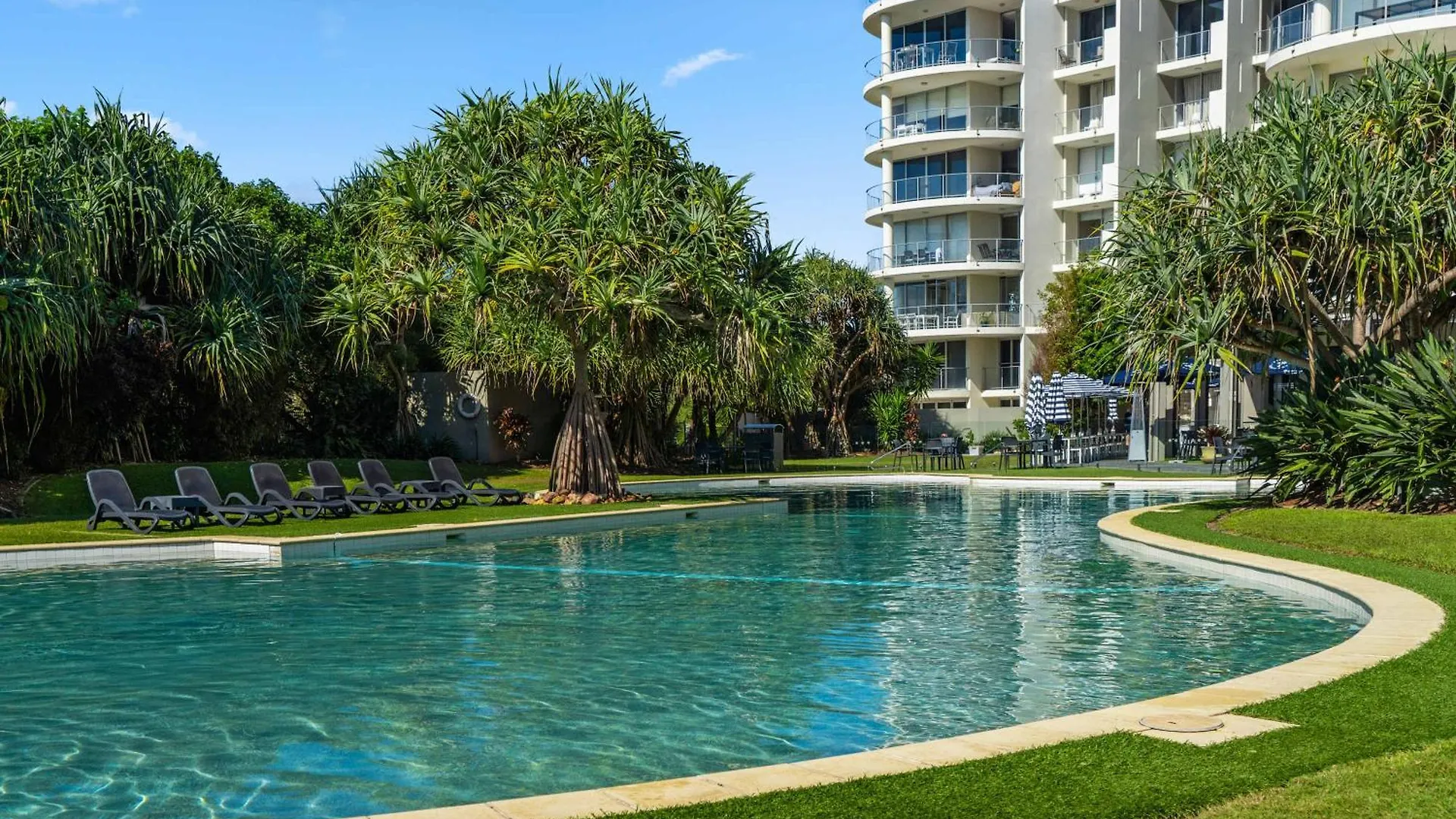 Absolute Beachfront Marcoola - Private Pool - Private Spa Bath - Games