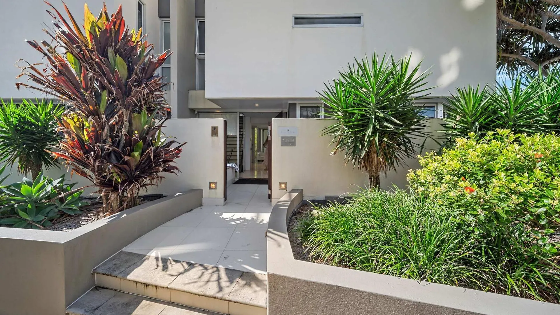 Vakantiehuis Absolute Beachfront Marcoola - Private Pool - Private Spa Bath - Games