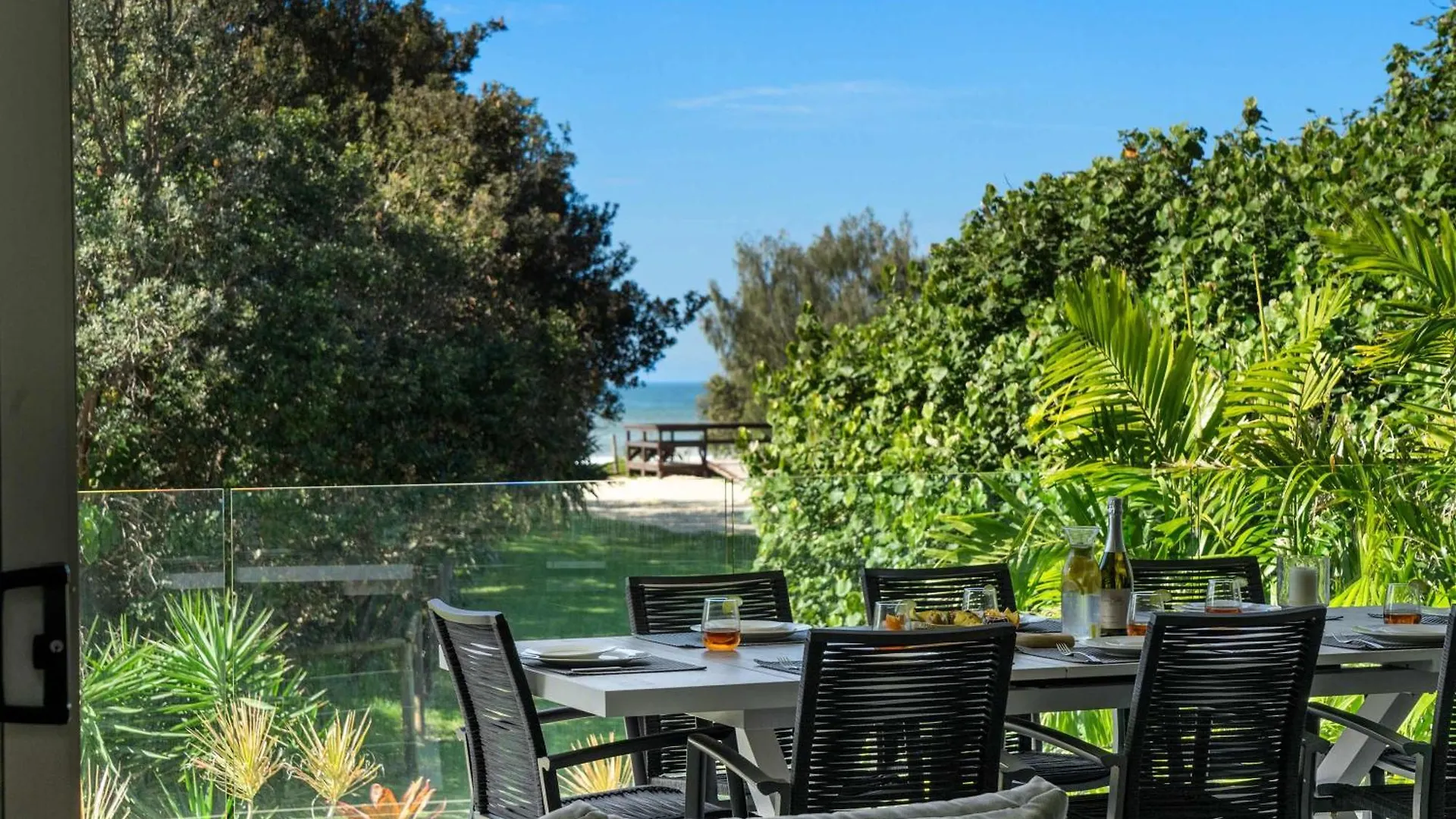 Absolute Beachfront Marcoola - Private Pool - Private Spa Bath - Games Vakantiehuis