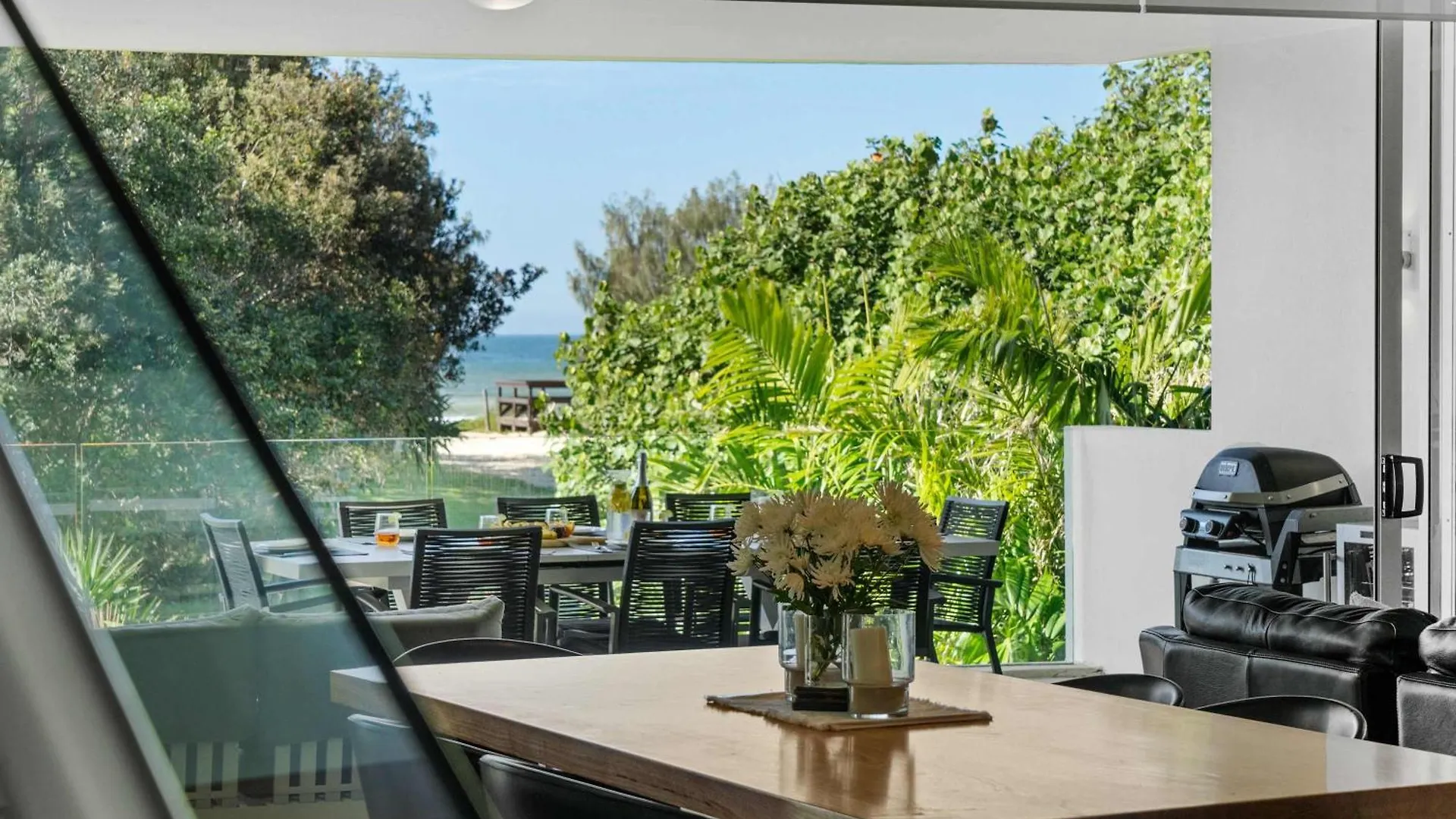 Vakantiehuis Absolute Beachfront Marcoola - Private Pool - Private Spa Bath - Games