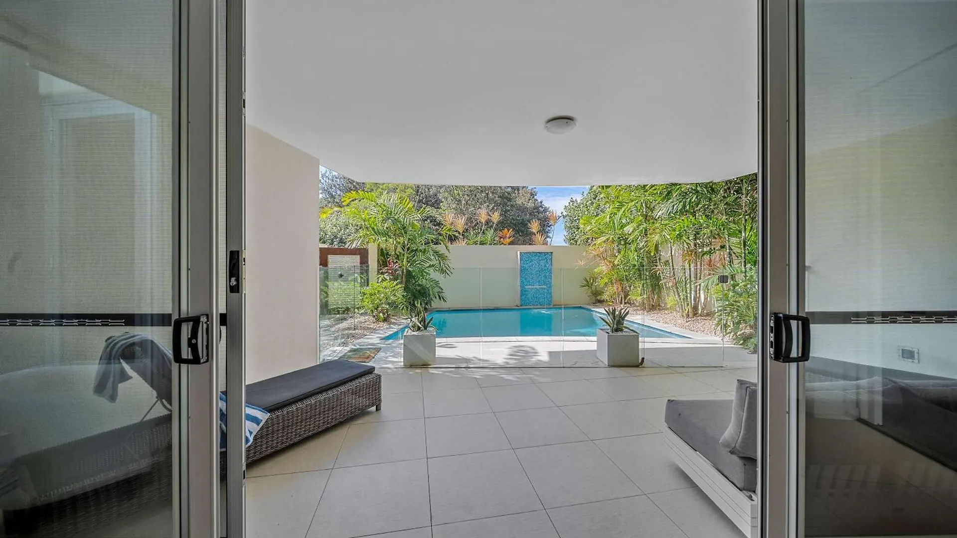 Vakantiehuis Absolute Beachfront Marcoola - Private Pool - Private Spa Bath - Games