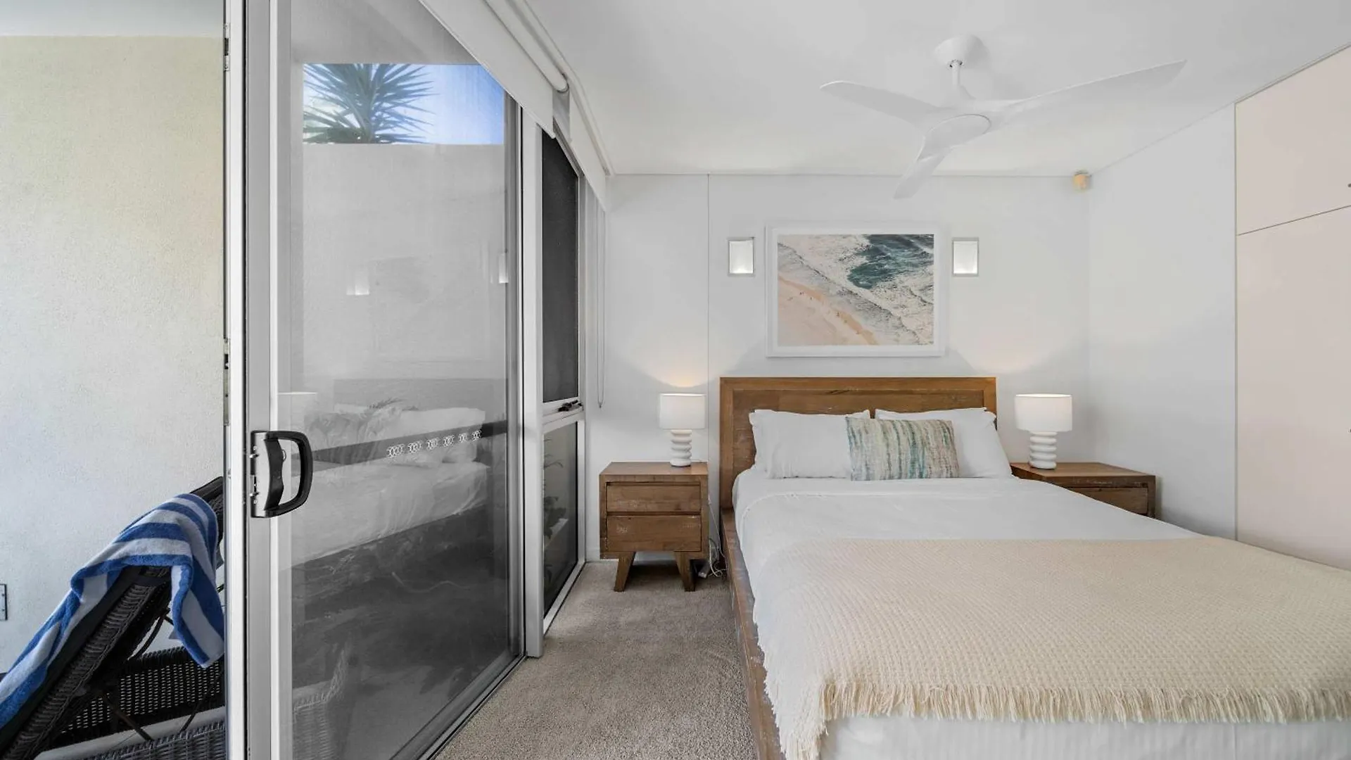 Vakantiehuis Absolute Beachfront Marcoola - Private Pool - Private Spa Bath - Games Australië