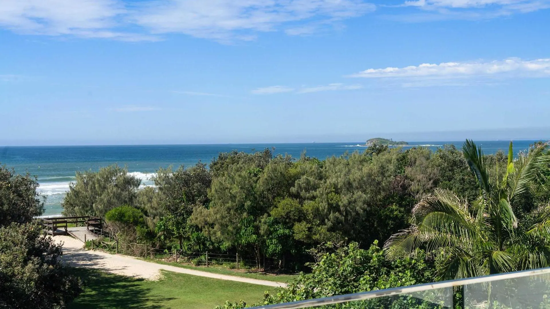 Absolute Beachfront Marcoola - Private Pool - Private Spa Bath - Games Vakantiehuis